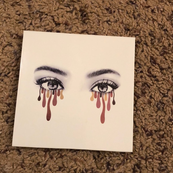 Kylie burgundy palette